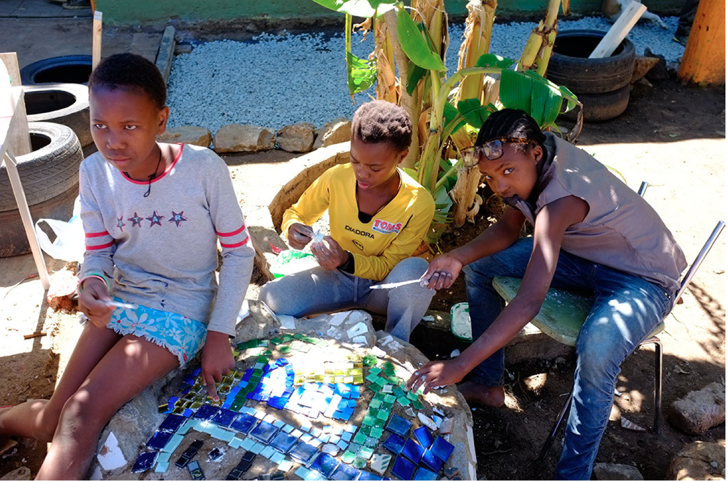 Atelier mosaïques sur le chantier du workshop Sans Souci (ateliers Learning From 2014)
